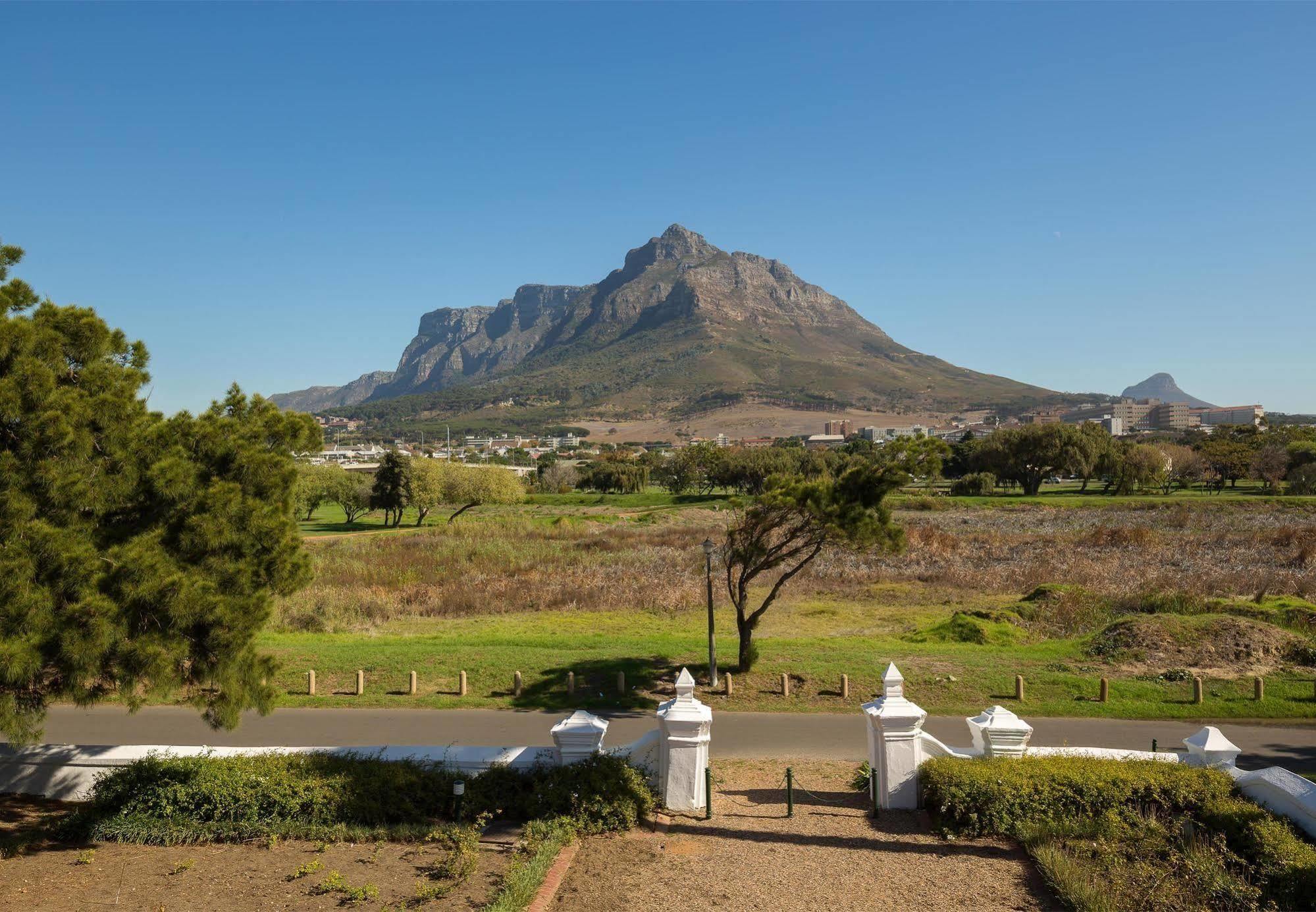 Protea Hotel By Marriott Cape Town Mowbray Extérieur photo